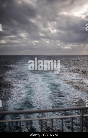 La Danimarca, la scia dietro una nave traghetto di Smyril Line nel Nord Atlantico Foto Stock