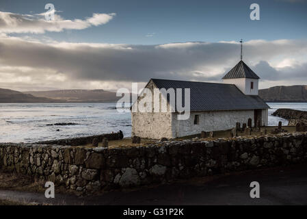 Kirchenfeld, Danimarca, della chiesa di Sant'Olav e il cimitero sulla costa Foto Stock