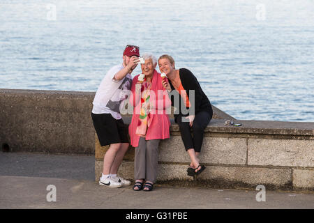3 tre persone del gruppo foto selfie uomo uomini donna regno unito Foto Stock