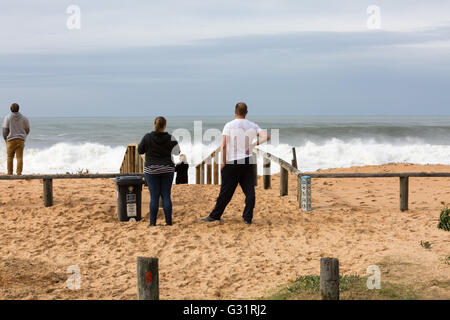 Sydney, Australia. Il 6 giugno, 2016. Il giorno dopo la tempesta e curiosi indagine i danni lungo Collaroy Beach, uno di Sydney la famosa Northern Beaches. Credit: modello10/Alamy Live News Foto Stock