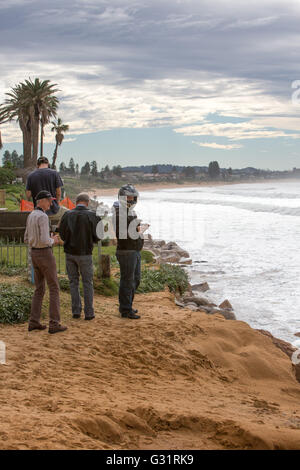 Sydney, Australia. 06th giugno, 2016. Giorno dopo la tempesta, enormi onde e maree e spettatori osservano i danni lungo la spiaggia di Collaroy, una delle famose spiagge settentrionali di Sydney. Credit: model10/Alamy Live News Foto Stock