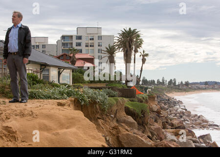 Sydney, Australia. 06th giugno, 2016. Giorno dopo la tempesta, enormi onde e maree e spettatori osservano i danni lungo la spiaggia di Collaroy, una delle famose spiagge settentrionali di Sydney. Credit: model10/Alamy Live News Foto Stock