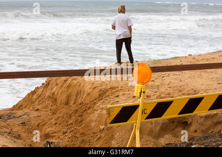 Sydney, Australia. Il 6 giugno, 2016. Il giorno dopo la tempesta e curiosi indagine i danni lungo Collaroy Beach, uno di Sydney la famosa Northern Beaches. Credit: modello10/Alamy Live News Foto Stock