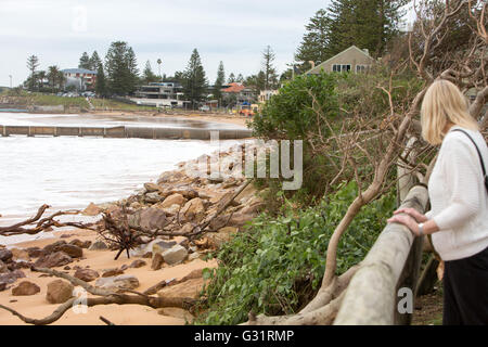 Sydney, Australia. Il 6 giugno, 2016. Il giorno dopo la tempesta e curiosi indagine i danni lungo Collaroy Beach, uno di Sydney la famosa Northern Beaches. Credit: modello10/Alamy Live News Foto Stock