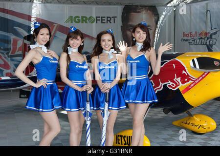 2016/06/04 Chiba, la Red Bull Air Race World Championship 2016 realizzato è la terza fermata in Chiba GIAPPONE. Le ragazze della griglia (foto di Michael Steinebach/AFLO) Foto Stock