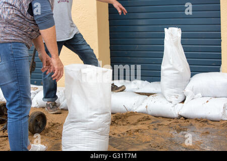 Sydney, Australia. Il 6 giugno, 2016. La gente del luogo il riempimento di sacchi di sabbia per proteggere il collaroy surf life saving club ulteriormente dal re delle maree, modello10/Alamy Live News Foto Stock