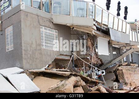 Sydney, Australia. 6 giugno 2016. Il Collaroy Beach club è stato gravemente danneggiato durante la tempesta a Collaroy Beach Sydney Northern Beaches, NSW, Australia Credit: Model10/Alamy Live News Foto Stock