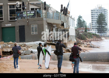 Sydney, Australia. 6 giugno 2016. Il Collaroy Beach club è stato gravemente danneggiato durante le maree reali e le enormi onde che hanno colpito la tempesta sulla spiaggia, Sydney, NSW, Australia. Molte case sono state danneggiate e la tempesta ha causato 50 metri di erosione della spiaggia credito: Model10 / Alamy Live News Foto Stock