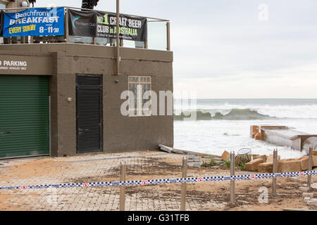 Sydney, Australia. 06th giugno, 2016. Il Collaroy Beach club è stato gravemente danneggiato durante la tempesta di mare di Collaroy maree e onde enormi surf sul lungomare di Sydney, NSW, Australia. Credit: model10/Alamy Live News Foto Stock