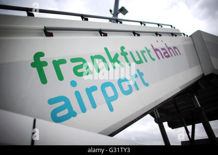 Lautzenhausen, Germania. 11 Luglio, 2012. Scale di aeromobili sono visibili presso l'aeroporto Frankfurt-Hahn a Lautzenhausen, Germania, 11 luglio 2012. Foto: Fredrik von Erichsen | in tutto il mondo di utilizzo/dpa/Alamy Live News Foto Stock