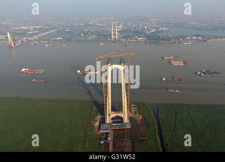 Changsha. 5 Giugno, 2016. Foto scattata il 5 giugno 2016 mostra il lago Dongting ponte di Hangzhou-Ruili autostrada in costruzione a Yueyang, centrale provincia cinese di Hunan. Il ponte di sospensione con una lunghezza totale di 2,39 chilometri, è previsto per essere messo in funzione nel 2017. Credito: Li Ga/Xinhua/Alamy Live News Foto Stock