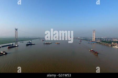 Changsha. 5 Giugno, 2016. Foto scattata il 5 giugno 2016 mostra il lago Dongting ponte di Hangzhou-Ruili autostrada in costruzione a Yueyang, centrale provincia cinese di Hunan. Il ponte di sospensione con una lunghezza totale di 2,39 chilometri, è previsto per essere messo in funzione nel 2017. Credito: Li Ga/Xinhua/Alamy Live News Foto Stock