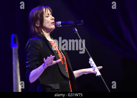 Zlin, Repubblica Ceca. 05 Giugno, 2016. American cantautore di Suzanne Vega esegue in Zlin, nella Repubblica Ceca il 5 giugno 2016. Credito: Dalibor Gluck/CTK foto/Alamy Live News Foto Stock