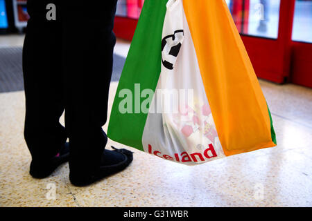 A nord di Londra, Regno Unito il 6 giugno 2016. Una shopper con un sacco di Islanda. Supermercato Islanda ha deciso di sponsorizzare l'Islanda nel suo tentativo di conquistare l'euro questo anno e incoraggerà gli Inglesi per rendere la nazionale della squadra di calcio la loro seconda squadra durante il torneo. Credito: Dinendra Haria/Alamy Live News Foto Stock