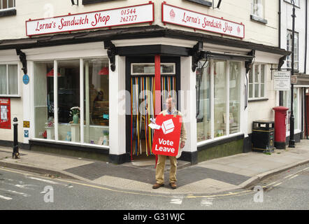 Un attivista anti-UE che distribuisce volantini a favore della Brexit per le strade della piccola città gallese di Presteigne, Powys, Regno Unito Foto Stock