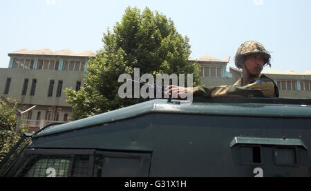 Srinagar, Indiano Kashmir amministrato:06 giugno confine indiano forza di sicurezza (BSF) soldato sta di guardia sulla cima del veicolo blindato dopo la recente attacchi millitants Credito: Sofi Suhail/Alamy Live News Foto Stock