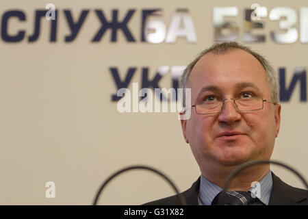 Kiev, Ucraina. Il 6 giugno, 2016. Capo del Servizio di sicurezza ucraino.Vasyl Hrytsak è visto durante la conferenza stampa. Il servizio di sicurezza ucraino ha esposto un gruppo terroristico che programmato una serie di attentati terroristici in Francia prima e durante il Campionato Europeo di Calcio 2016. Cittadino francese ha cercato di esportazione dall'Ucraina cinque Kalashnikov con oltre 5000 munizioni, anti-carro lanciarazzi lanciagranate RPG-7 con 18 granate, 125 chilogrammi di TNT e un centinaio di detonatori elettrici. Credito: Sergii Kharchenko/ZUMA filo/Alamy Live News Foto Stock