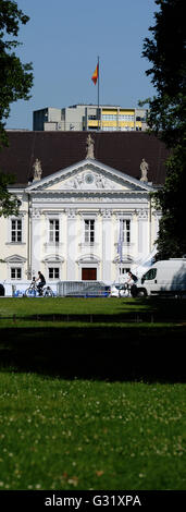 La bandiera con il tedesco aquila federale battenti sul tetto del Bellevue Palace a Berlino, Germania, 06 giugno 2016. Foto: PAOLO ZINKEN/dpa Foto Stock