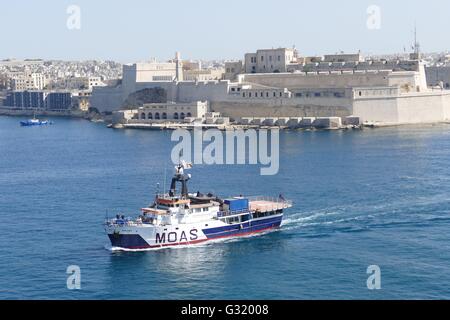 La Valletta, Malta. Il 6 giugno, 2016. Ricerca di migranti e di organizzazione del salvataggio MOAS, che si basa sul Mediterraneo isola di Malta, lancia la sua nave 'Phoenix' sulla sua prima missione mediterraneo del 2016. Già più di duemila persone sono morti tentando la traversata di quest'anno. Credito: Adam Alexander/Alamy Live News Foto Stock