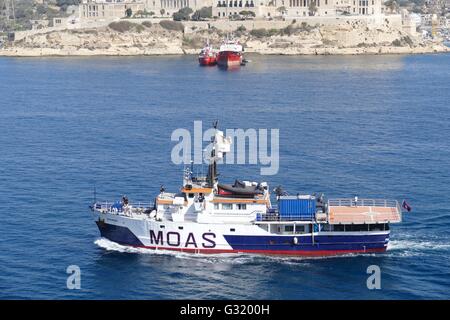 La Valletta, Malta. Il 6 giugno, 2016. Ricerca di migranti e di organizzazione del salvataggio MOAS, che si basa sul Mediterraneo isola di Malta, lancia la sua nave 'Phoenix' sulla sua prima missione mediterraneo del 2016. Già più di duemila persone sono morti tentando la traversata di quest'anno. Credito: Adam Alexander/Alamy Live News Foto Stock