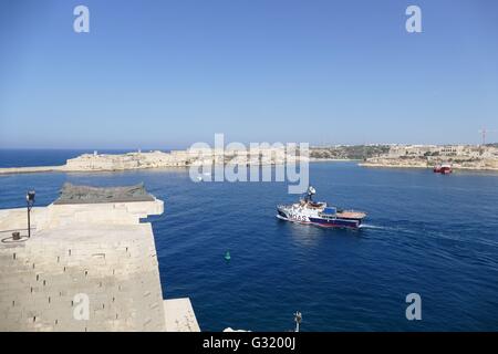 La Valletta, Malta. Il 6 giugno, 2016. Ricerca di migranti e di organizzazione del salvataggio MOAS, che si basa sul Mediterraneo isola di Malta, lancia la sua nave 'Phoenix' sulla sua prima missione mediterraneo del 2016. Già più di duemila persone sono morti tentando la traversata di quest'anno. Credito: Adam Alexander/Alamy Live News Foto Stock