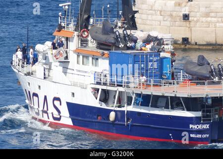 La Valletta, Malta. Il 6 giugno, 2016. Christopher Catrambone milionario, fondatore di MOAS, che si basa sul Mediterraneo isola di Malta, teste fuori in mare a bordo della sua nave 'Phoenix' sulla sua prima missione mediterraneo del 2016. Già più di duemila persone sono morti tentando la traversata di quest'anno. Credito: Adam Alexander/Alamy Live News Foto Stock