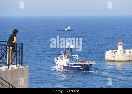 La Valletta, Malta. Il 6 giugno, 2016. Ricerca di migranti e di organizzazione del salvataggio MOAS, che si basa sul Mediterraneo isola di Malta, lancia la sua nave 'Phoenix' sulla sua prima missione mediterraneo del 2016. Già più di duemila persone sono morti tentando la traversata di quest'anno. Credito: Adam Alexander/Alamy Live News Foto Stock