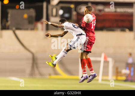 Giugno 01, 2016: Vancouver Whitecaps 15-anno-vecchio rookie Alphonso Davies (67) e a Ottawa Fury FC Onua Obasi (14) salto per la sfera durante l'Amway campionato canadese match tra Vancouver Whitecaps e Ottawa Fury FC a TD Place Stadium di Ottawa, ON, Canada. La Furia di Ottawa FC ha vinto la prima gamba della semifinale 2-0. Daniel Lea/CSM Foto Stock