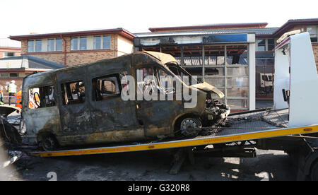 Redhill Surrey, Regno Unito. Il 6 giugno 2016. Maggiori dettagli sono emergenti questo pomeriggio dopo tre ambulanze cattura il fuoco e la fiamma si propaghi all'Ingresso Est alla East Surrey ospedale. Come una operazione di pulizia inizia presso l'ospedale di sorgente hanno rivelato che un uomo è stato nel retro dell'ambulanza che scoppia in fiamme e il personale paramedico eroica ha rischiato la sua vita con un estintore per recuperare il paziente dal retro del flaming ambulanza e provare a fuoco la lotta contro l'incendio con un estintore. Credito: uknip/Alamy Live News Foto Stock