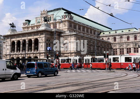 Una lapide che ricorda Josef Hlavka (1831-1908), un architetto ceco e uno dei principali housebuilders in Habsburg monarchia austriaca nella seconda metà del XIX secolo, è stata svelata nel centro di Vienna, Austria, Giugno 6, 2016. La sua società ha realizzato decine di case e di edifici di rappresentanza di tutta la monarchia, compresa l'opera house (nella foto) che è noto come l'Opera di Stato di Vienna. La lapide commemorativa è stata svelata su uno degli edifici Hlavka costruita su Vienna la Ringstrasse street. Esso è stato presentato dal Sindaco di Vienna Michael Haeupl insieme con Vaclav Pavlice Foto Stock