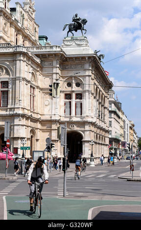 Una lapide che ricorda Josef Hlavka (1831-1908), un architetto ceco e uno dei principali housebuilders in Habsburg monarchia austriaca nella seconda metà del XIX secolo, è stata svelata nel centro di Vienna, Austria, Giugno 6, 2016. La sua società ha realizzato decine di case e di edifici di rappresentanza di tutta la monarchia, compresa l'opera house (nella foto) che è noto come l'Opera di Stato di Vienna. La lapide commemorativa è stata svelata su uno degli edifici Hlavka costruita su Vienna la Ringstrasse street. Esso è stato presentato dal Sindaco di Vienna Michael Haeupl insieme con Vaclav Pavlice Foto Stock