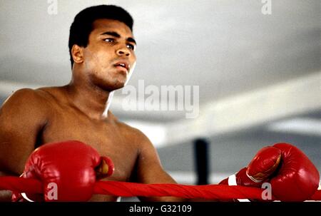 File. Il 3 giugno, 2016. MUHAMMAD ALI, il tempo tre Heavyweight Boxing champion, è morto all età di 74. Egli era stato lotta contro una malattia respiratoria. "Il più grande fu la dominante boxer pesante degli anni sessanta e settanta, Ali ha vinto una medaglia d'oro alle Olimpiadi di Roma nel 1960, catturato il professional World Heavyweight Championship in tre diverse occasioni e ha difeso con successo il suo titolo 19 volte. Nella foto: 1970 - Muhammad Ali formazione in Florida. © Globo foto/ZUMAPRESS.com/Alamy Live News Foto Stock