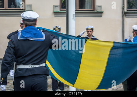 Malmö, Svezia. 6st giugno, 2016. La bandiera svedese essendo sollevata. Tommy Lindholm/Alamy Live News Foto Stock