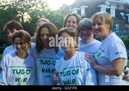 Westminster, Londra, 6 giugno 2016. Donne MPs posano per una foto prima che la loro partita come squadre provenienti da Regno Unito industria nonché la Camera dei Comuni e dalla Camera dei Lords competere nel bilancio annuale McMillan cancro rimorchiatore di carità o di guerra. Credito: Paolo Davey/Alamy Live News Foto Stock