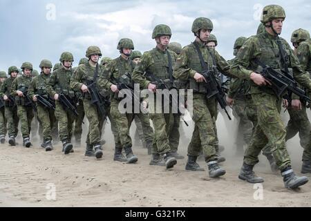 Pabrade, Lituania. Il 6 giugno, 2016. Soldati lituano di partecipare alla cerimonia di apertura del lupo di ferro 2016 in Pabrade, Lituania, Giugno 6, 2016. Militare multinazionale di esercizio lupo di ferro 2016, parte del più ampio livello internazionale l'addestramento militare negli stati baltici Saber Strike 2016, iniziato lunedì con migliaia di alleati NATO al personale del treno in Lituania nelle prossime due settimane. Credito: Alfredas Pliadis/Xinhua/Alamy Live News Foto Stock