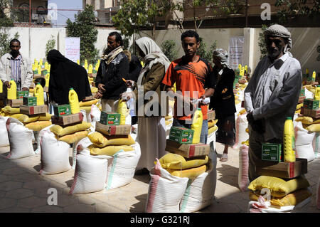 (160606) -- Sanna, 6 giugno 2016 (Xinhua) -- le persone ricevono gratuitamente le razioni di cibo fornito dal locale e all'estero gruppi caritativi in Sanaa, Yemen, il 6 giugno 2016. Il coordinatore umanitario dell'ONU per lo Yemen, Jamie McGoldrick, ha detto che lo Yemen è uno dei più invisibili di crisi nella regione e in tutto il mondo proprio ora, data la difficile situazione umanitaria in cui la gente ci faccia su una base quotidiana. Più di 7.6 milioni di persone nello Yemen sono gravemente di insicurezza alimentare e sono in disperato bisogno di assistenza dopo che il paese è caduto in interno ed esterno di scontri, che ha lasciato più di 6 mila persone sono state uccise Foto Stock