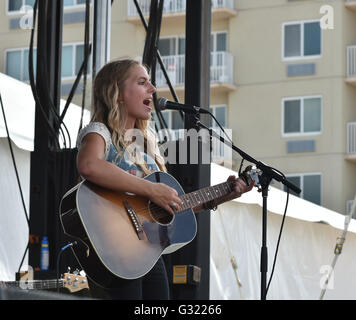 5 giugno 2016 - VIRGINIA BEACH PATROTIC MUSIC FESTIVAL porta paese singerLAUREN JENKINS di fronte oceano a Virginia Beach, Virginia il 5 giugno 2016.Foto © Jeff Moore 2016 © Jeff Moore/ZUMA filo/Alamy Live News Foto Stock