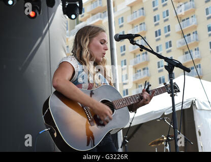 5 giugno 2016 - VIRGINIA BEACH PATROTIC MUSIC FESTIVAL porta paese singerLAUREN JENKINS di fronte oceano a Virginia Beach, Virginia il 5 giugno 2016.Foto © Jeff Moore 2016 © Jeff Moore/ZUMA filo/Alamy Live News Foto Stock