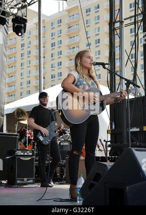 5 giugno 2016 - VIRGINIA BEACH PATROTIC MUSIC FESTIVAL porta paese singerLAUREN JENKINS di fronte oceano a Virginia Beach, Virginia il 5 giugno 2016.Foto © Jeff Moore 2016 © Jeff Moore/ZUMA filo/Alamy Live News Foto Stock