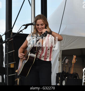 5 giugno 2016 - VIRGINIA BEACH PATROTIC MUSIC FESTIVAL porta paese singerLAUREN JENKINS di fronte oceano a Virginia Beach, Virginia il 5 giugno 2016.Foto © Jeff Moore 2016 © Jeff Moore/ZUMA filo/Alamy Live News Foto Stock