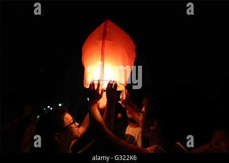 4 giugno 2016 - Lu'An, Lu'an, CHN - Lu'an, Cina - 4 Giugno 2016: (solo uso editoriale. Cina fuori) studenti set free lanterne Kongming per pregare per fortuna prima NCEE. Si tratta di una piccola mongolfiera fatta di carta, con un'apertura in fondo dove un incendio di piccole dimensioni è sospeso. In Asia e altrove in tutto il mondo, sky lanterns sono stati tradizionalmente realizzati per secoli, per essere lanciato per giocare o come parte della lunga tradizione di festeggiamenti. © SIPA Asia/ZUMA filo/Alamy Live News Foto Stock