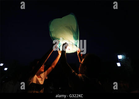 4 giugno 2016 - Lu'An, Lu'an, CHN - Lu'an, Cina - 4 Giugno 2016: (solo uso editoriale. Cina fuori) studenti set free lanterne Kongming per pregare per fortuna prima NCEE. Si tratta di una piccola mongolfiera fatta di carta, con un'apertura in fondo dove un incendio di piccole dimensioni è sospeso. In Asia e altrove in tutto il mondo, sky lanterns sono stati tradizionalmente realizzati per secoli, per essere lanciato per giocare o come parte della lunga tradizione di festeggiamenti. © SIPA Asia/ZUMA filo/Alamy Live News Foto Stock