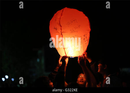 4 giugno 2016 - Lu'An, Lu'an, CHN - Lu'an, Cina - 4 Giugno 2016: (solo uso editoriale. Cina fuori) studenti set free lanterne Kongming per pregare per fortuna prima NCEE. Si tratta di una piccola mongolfiera fatta di carta, con un'apertura in fondo dove un incendio di piccole dimensioni è sospeso. In Asia e altrove in tutto il mondo, sky lanterns sono stati tradizionalmente realizzati per secoli, per essere lanciato per giocare o come parte della lunga tradizione di festeggiamenti. © SIPA Asia/ZUMA filo/Alamy Live News Foto Stock