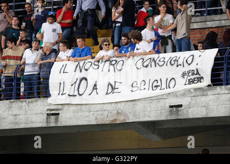 Lo Stadio Bentegodi di Verona, Italia. Il 6 giugno, 2016. Calcio internazionale amichevole. Italia contro la Finlandia. I fan di credito banner: Azione Plus sport/Alamy Live News Foto Stock