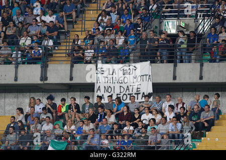 Lo Stadio Bentegodi di Verona, Italia. Il 6 giugno, 2016. Calcio internazionale amichevole. Italia contro la Finlandia. I fan di credito banner: Azione Plus sport/Alamy Live News Foto Stock