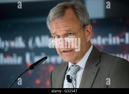 Hannover, Germania. 07Th Giugno, 2016. Karsten Danzmann, direttore dell'Istituto Max Planck per la Fisica della Gravitazione (Albert Einstein Institue), parla ad una conferenza stampa presso Università Leibniz di Hannover, Germania, 07 giugno 2016. Martedì onda gravitazionale i ricercatori stanno presentando i primi risultati della LISA-Pathfinder missione. Il satellite è stato lanciato nel dicembre 2015 per testare la nuova tecnologia per la prevista costruzione di un osservatorio spaziale denominata eLisa. Lo scopo è quello di monitorare direttamente le onde gravitazionali nello spazio. Foto: JULIAN STRATENSCHULTE/dpa/Alamy Live News Foto Stock