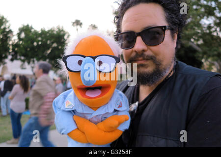 Los Angeles, Stati Uniti d'America. 04 Giugno, 2016. Il 42-anno-vecchio Donny Miller pone con un fantoccio durante un evento di campagna per il candidato presidenziale democratica Sanders a Los Angeles, Stati Uniti d'America, 04 giugno 2016. Foto: Maren Hennemuth/dpa/Alamy Live News Foto Stock