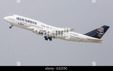 Duesseldorf, Germania. 28 Maggio, 2016. Il tour aereo della band britannica Iron Maiden, la cosiddetta "forza ed un', un Boeing 747-400, decolla all'aeroporto di Duesseldorf, Germania, 28 maggio 2016. Foto: Christoph Schmidt/dpa/Alamy Live News Foto Stock