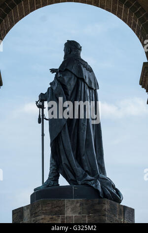 Una foto datata 21 maggio 2016 mostra l'Imperatore Guglielmo monumento in Porta Westfalica, Germania. Il monumento sulla Wittekindsberg sorge su un dislivello di 268 metri ed è considerato uno dei più importanti monumenti nazionali di Germania. Era state edificate in rimembranza di Wilhelm I., re di Prussia (1797-1888) e il tedesco imperator dal 1871. Le misure momument 88 metri di altezza ed è stata fatta di Porta-arenaria secondo piani di costruzione da architetto Bruno Schmitz. Foto: Peter Steffen/dpa Foto Stock