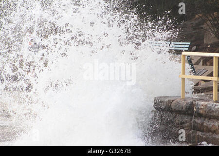 Sydney, Australia. Il 6 giugno, 2016. Onde infrangersi sul Marine Parade, la passerella da Manly Beach a Shelly Beach, che è stato gravemente danneggiato nelle tempeste. Credito: Sally gru/Alamy Live News Foto Stock